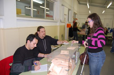 Una veïna cega aconsegueix votar secretament per primera vegada.