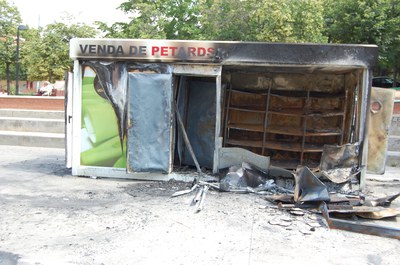 Un incendi fortuït crema una caseta de petards.