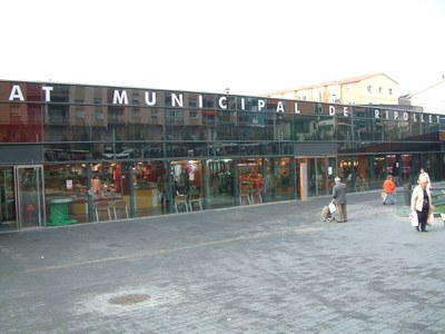 El Mercat Municipal celebra el Sant Joan amb els seus clients.
