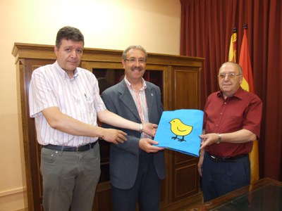 L'Alcalde de Ripollet lliura la bandera del municipi al Jutjat de Pau.