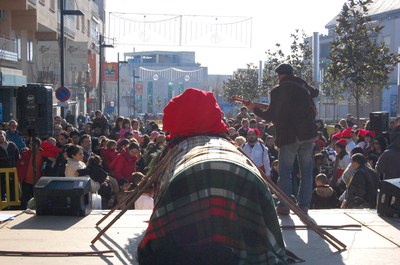 Més de 500 nens i nenes fan cagar el Tió a Ripollet.