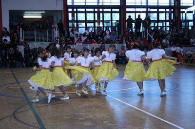 Centenars de persones participen a la ballada de gitanes.