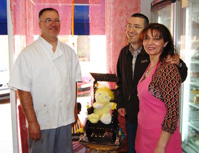 La Pastisseria L'Espluga regala una mona “adaptada” a l'associació Ràdio Espai Vital.