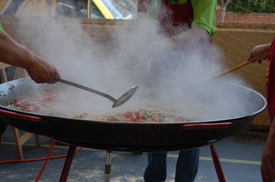 250 ripolletencs celebren l'aniversari de la Penya Barcelonista amb una arrossada.
