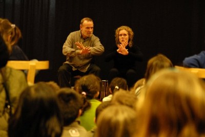 Hora del conte a la Biblioteca de Ripollet sobre el llenguatge de signes.