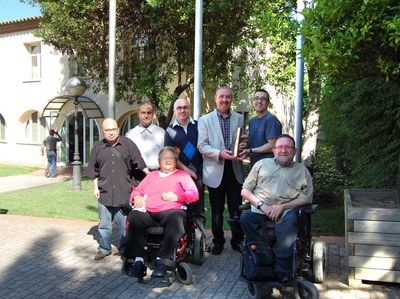 L'alcalde de Ripollet felicita als membres d'Espai Vital pel premi Rosalia Rovira.