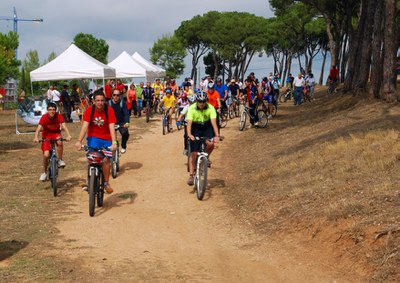 Una vuitantena de persones pedalen en contra del canvi climàtic.