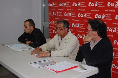 El diputat Jordi Miralles d'EUiA explica a Ripollet la seva proposta de reforma fiscal.