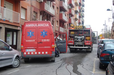 Mor una persona en declarar-se un incendi a un pis del carrer de Maragall.
