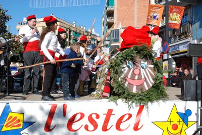 Centenars de nens fan cagar el tió a Ripollet.