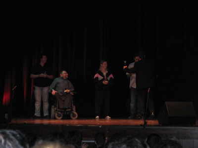 Fem monòlegs recull més de 2.400 euros en favor de l'esclerosi múltiple.