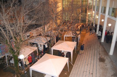 Desenes de persones celebren l'enterrament de la sardina.