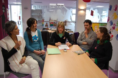 La Regidoria de Polítiques d'Igualtat promou la corresponsabilitat a la llar entre els joves.