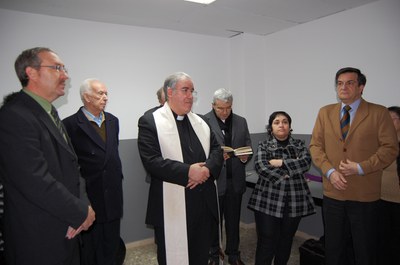 El bisbe de Terrassa beneeix la cessió d'un local a Càritas.