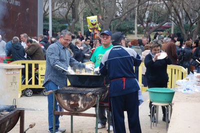 Can Mas acull una jornada de "migas", música i activitats de la Llei de Barris  .