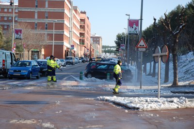 Policia Local, Brigada i Urbaser treballen per restablir la normalitat .