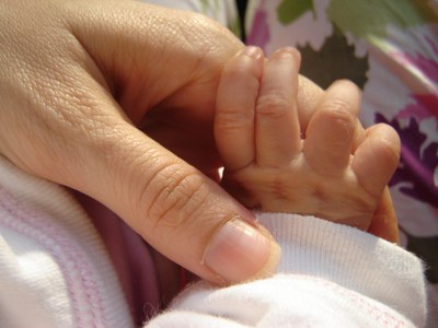 Ajornada la presentació del llibre 'Cinc mares, cinc històries'.