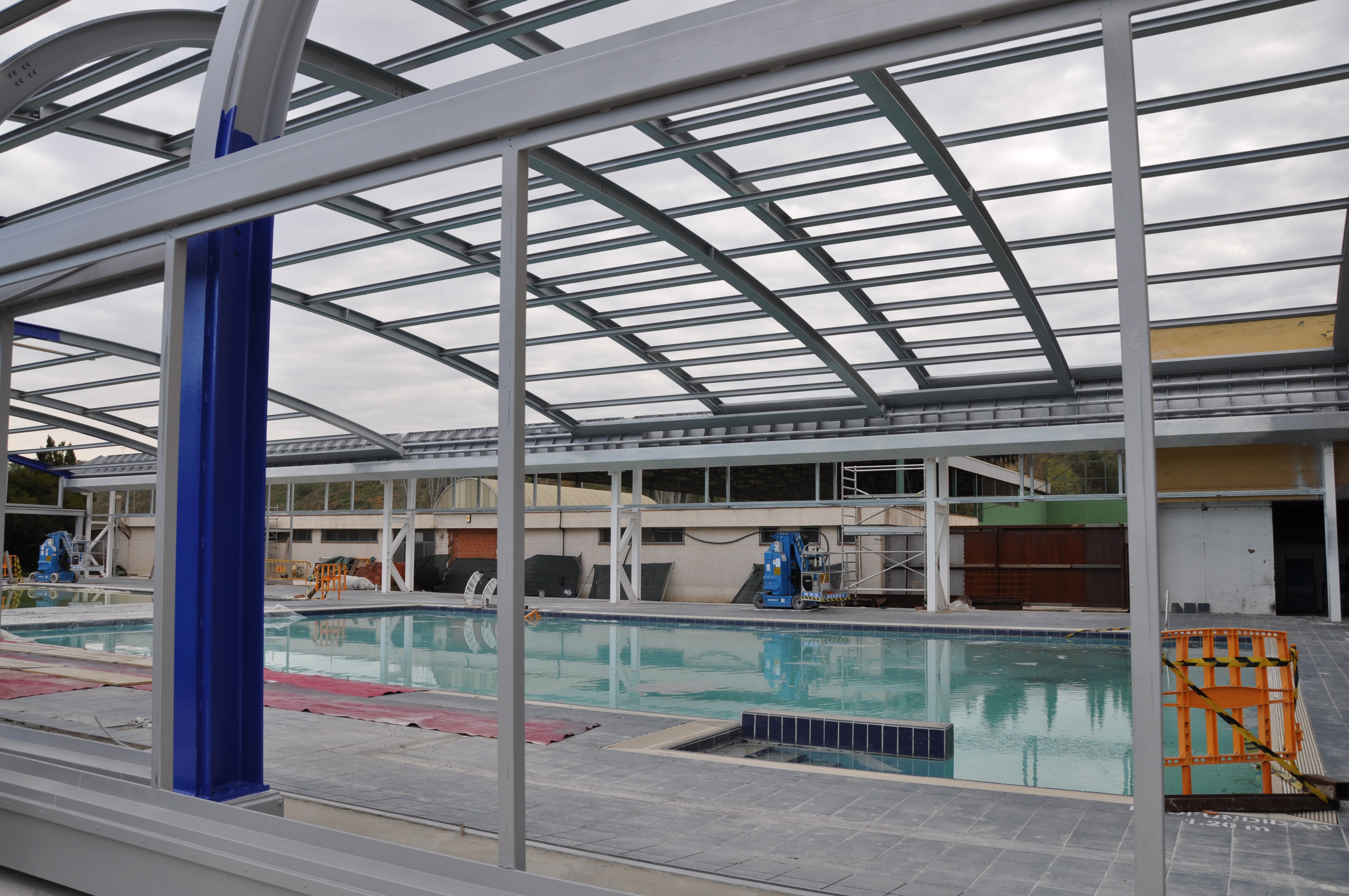 ripollet-esp-visita-obres-cobertura-piscina24-080410.jpg