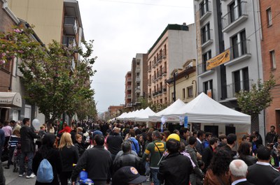 Sant Jordi triomfa un any més a la rambla de Ripollet.
