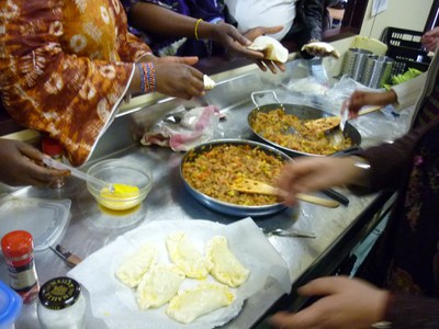 Comença un taller de cuina intercultural en el marc del Cicle Dones i Salut.