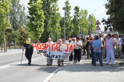 Una seixantena de persones reclamen l'inici de la construcció de l'Hospital Ernest Lluch.