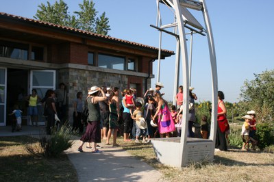 Una seixantena de persones celebren la Festa del Medi Ambient.