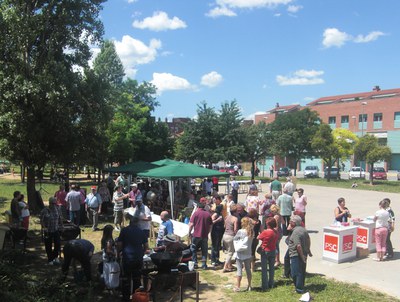 El PSC de Ripollet celebra una botifarrada pels veïns.
