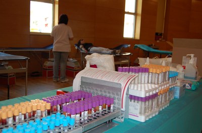 Més de 50 persones donen sang a Ripollet.