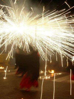 Les Bruixes de Ripollet omplen de foc la nit de Ripollet.