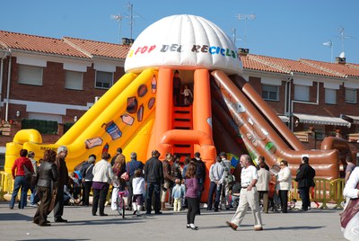 Grans i petits gaudeixen de la festa de les 3R.