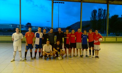 Membres de les Joventuts Socialistes i de NNGG s'enfronten en un partit de futbol.