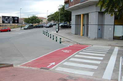 Fase final de la construcció del carril bici a Ripollet .