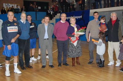 El Club Bàsquet Ripollet homenatja l'exjugador Ricard Fàbregas.