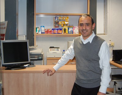 El fotògraf Joan Serrano inaugura una nova botiga al Mercat Municipal.