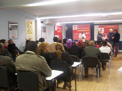 Lliurats els diplomes dels tallers de Creu Roja per a persones estrangeres.