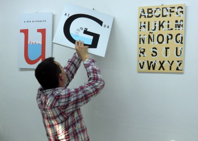 Poesia experimental a la Biblioteca municipal.