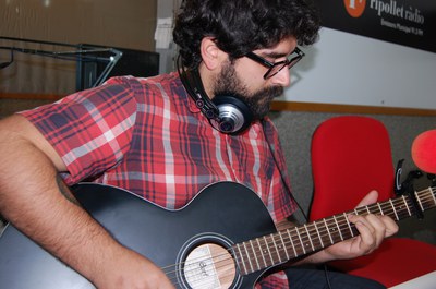 El ripolletenc Benja Villegas presenta el seu primer disc a l'FNAC de La Maquinista.