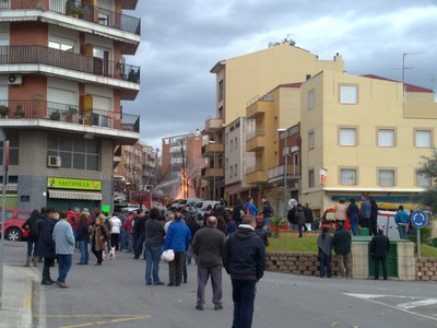 Tres obrers ferits per una explosió de gas al carrer de Magallanes.