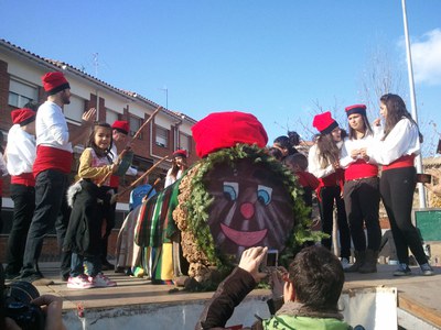 Centenars de nens i nenes caguen el tió a Ripollet .