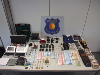 Els Mossos d'Esquadra detenen el propietari d'un bar per venda de drogues i objectes robats.