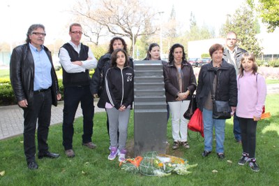 El diputat d'ERC, Joan Tardà, visita Ripollet en record de les víctimes del feixisme.
