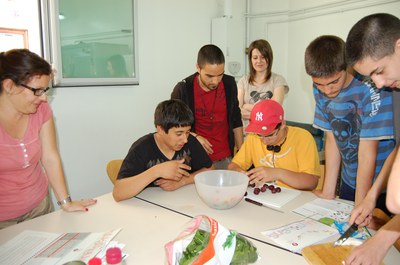 Els joves del Casal aprenen a cuinar "sense els pares".