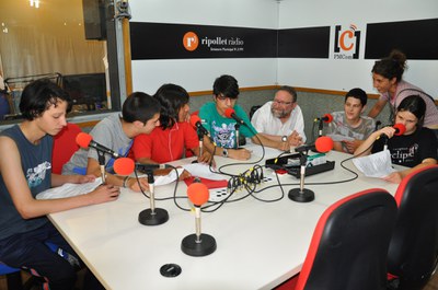 Joves del Kftí fan un taller de ràdio.