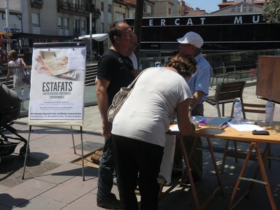 La Plataforma d'Afectats per les Preferents recull més de 200 signatures durant la primera jornada.