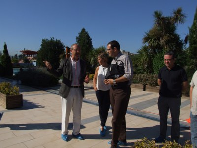 L'alcaldessa de Badia i l'alcalde de Castellar visiten el Poliesportiu Municipal.