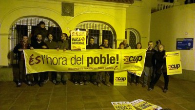 La CUP organitza un acte davant l'Oficina de Treball amb el lema 'És l'hora del poble'.
