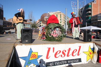 L'Estel omple la plaça de Pere Quart amb el Caga Tió.