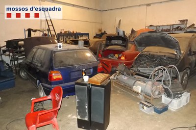 Detinguts els propietaris d'un taller mecànic per maltractar els seus empleats.