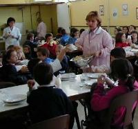 El PP proposa que es rebaixi el preu dels menjadors escolars.