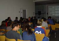 Ple a la projecció dels 32 finalistes del 6è Certamen de Curtmetratges.